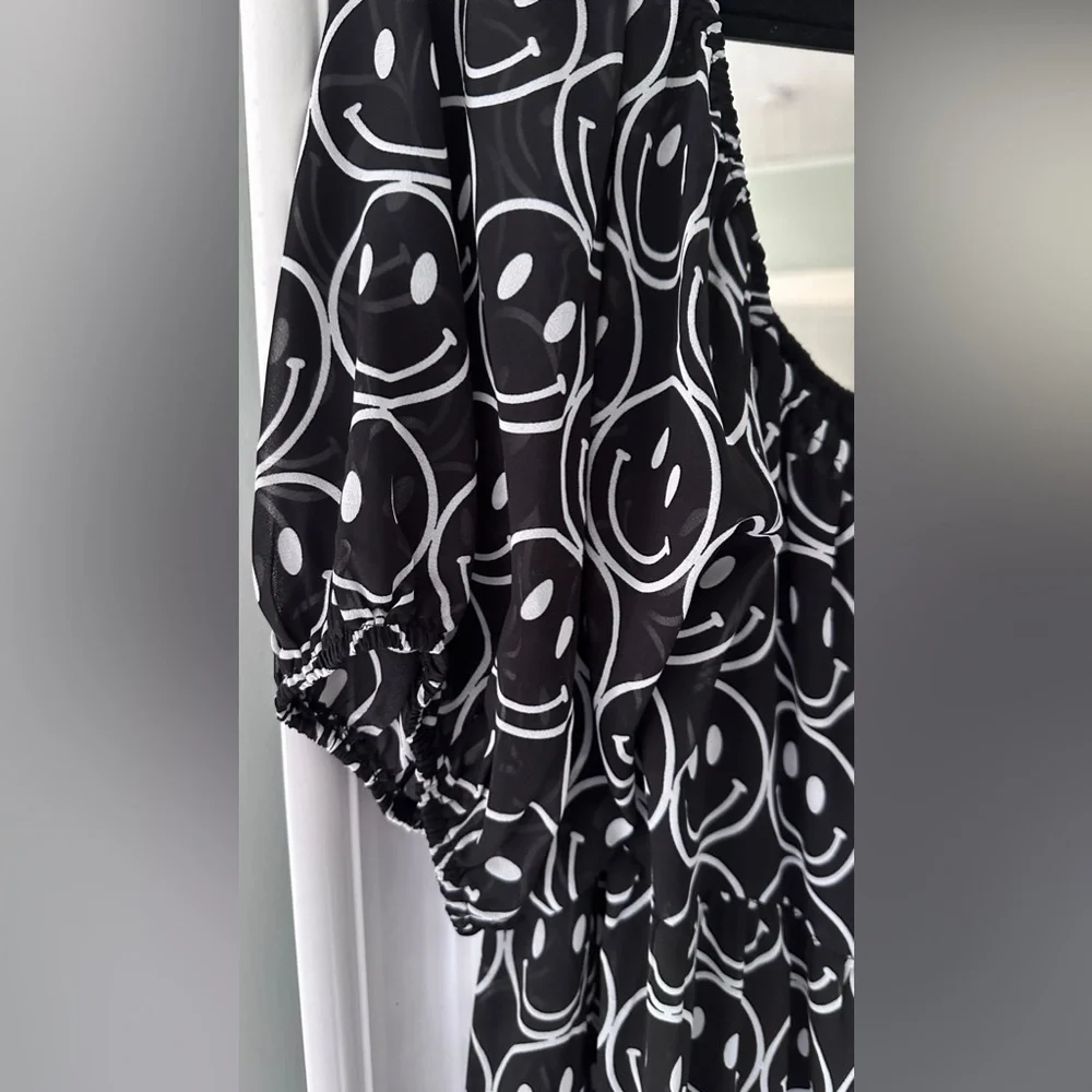 Chic Black and White Smiley Dress - Picture 7 of 8